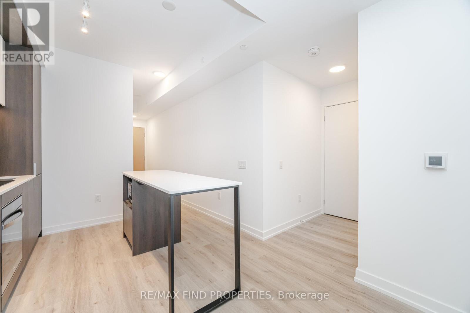 3105 - 395 Square One Drive, Mississauga, ON - Indoor