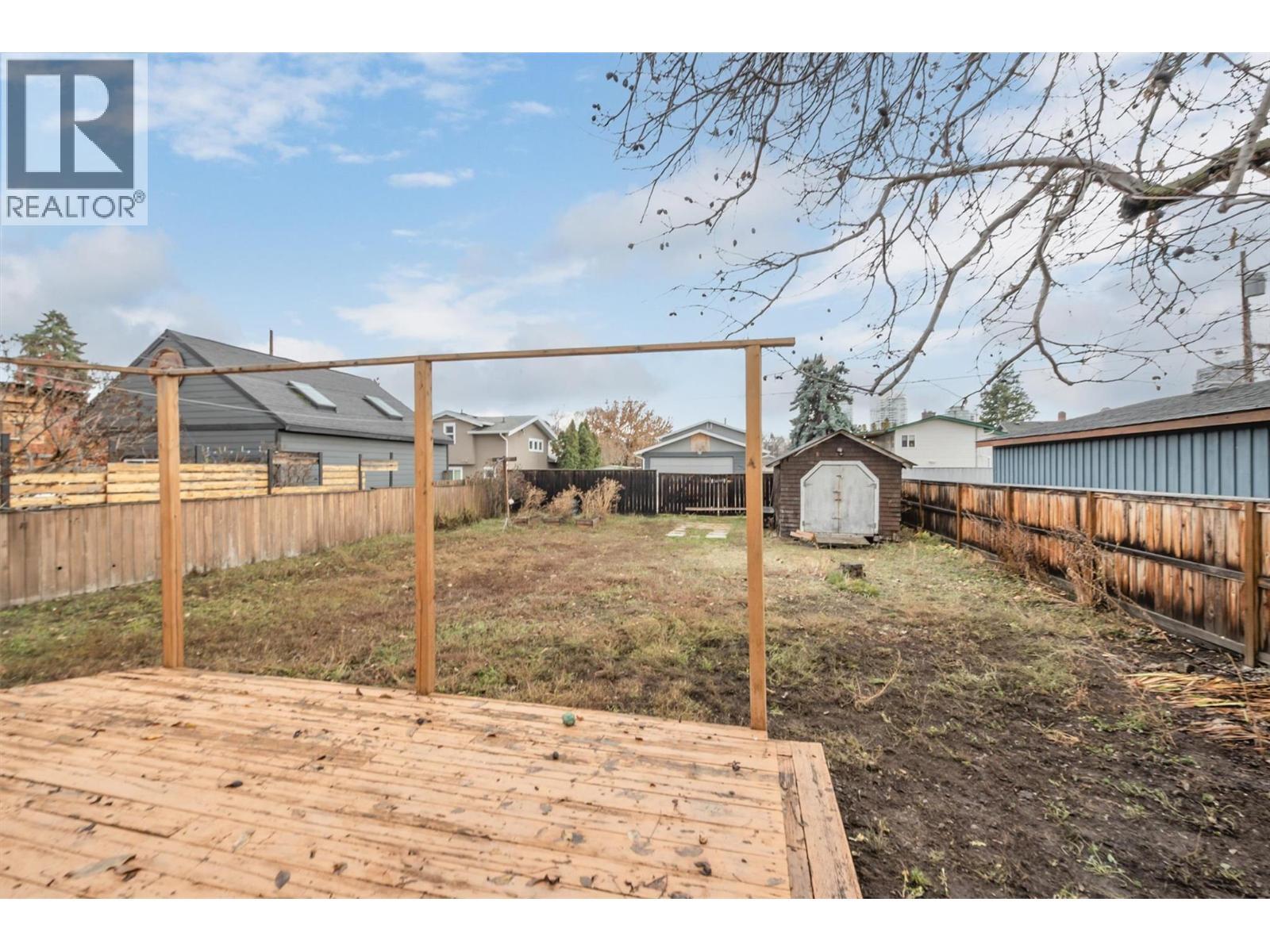 Patio & Backyard - 541 Okanagan Boulevard, Kelowna, BC - Outdoor