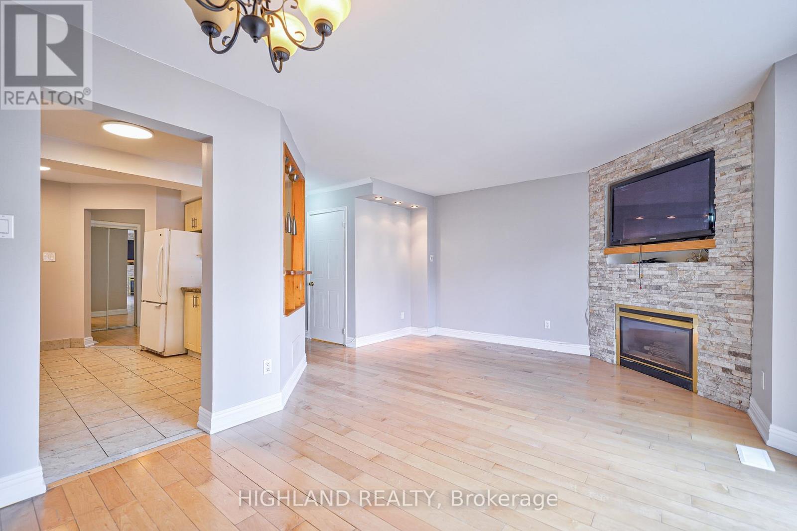 5634 Whistler Crescent, Mississauga, ON - Indoor With Fireplace