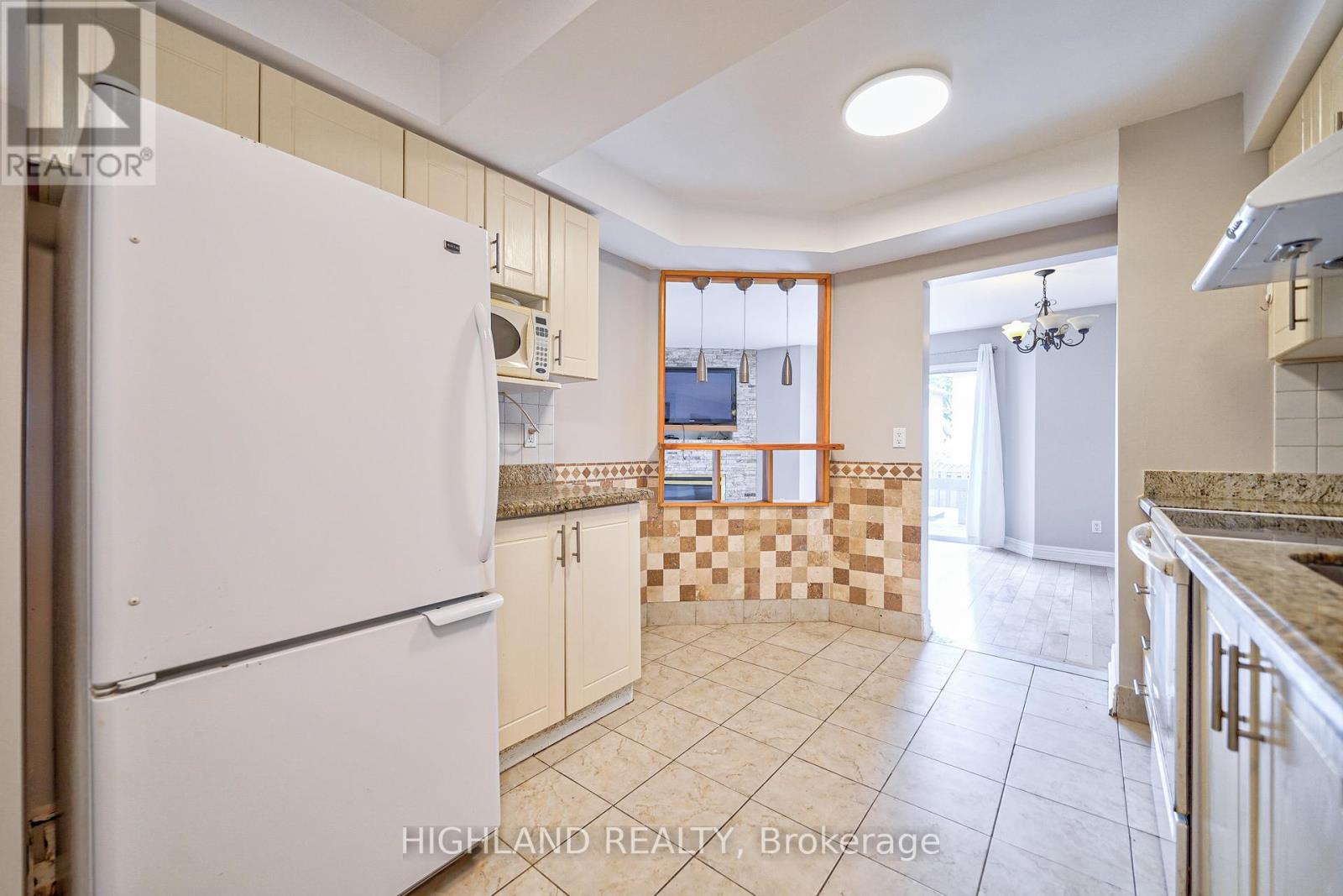 5634 Whistler Crescent, Mississauga, ON - Indoor Photo Showing Kitchen With Double Sink