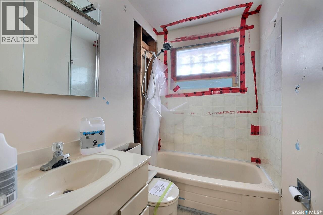 60 Cowburn Crescent, Regina, SK - Indoor Photo Showing Bathroom