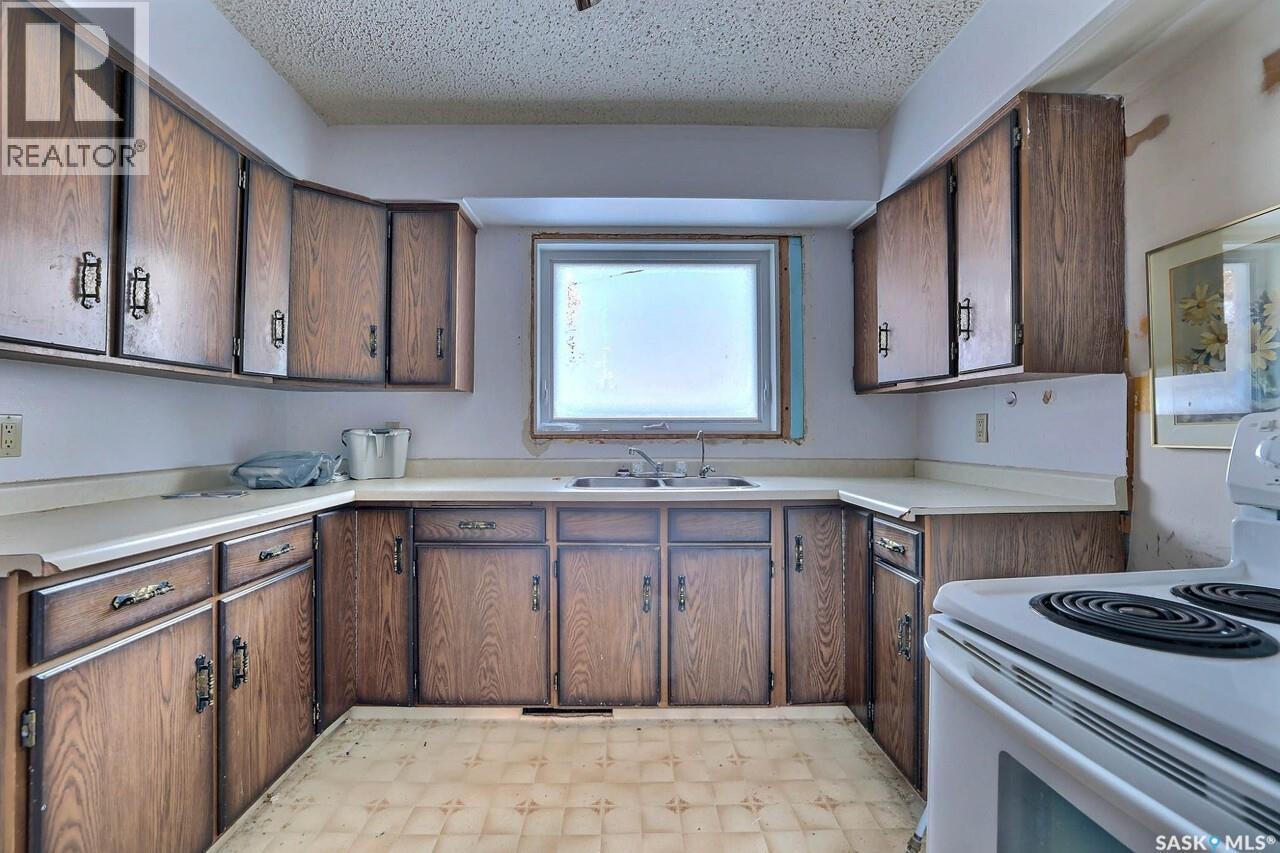 60 Cowburn Crescent, Regina, SK - Indoor Photo Showing Kitchen With Double Sink