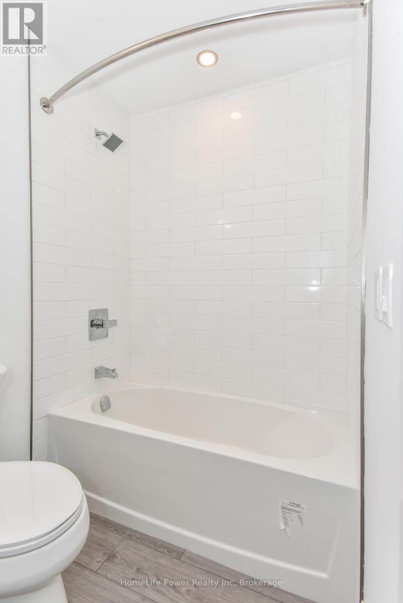 208 - 170 Northumberland Road W, North Dumfries, ON - Indoor Photo Showing Bathroom