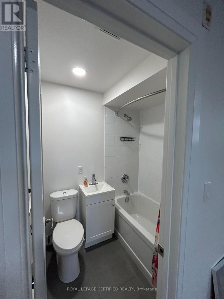 107 - 3474 Yonge Street, Toronto, ON - Indoor Photo Showing Bathroom