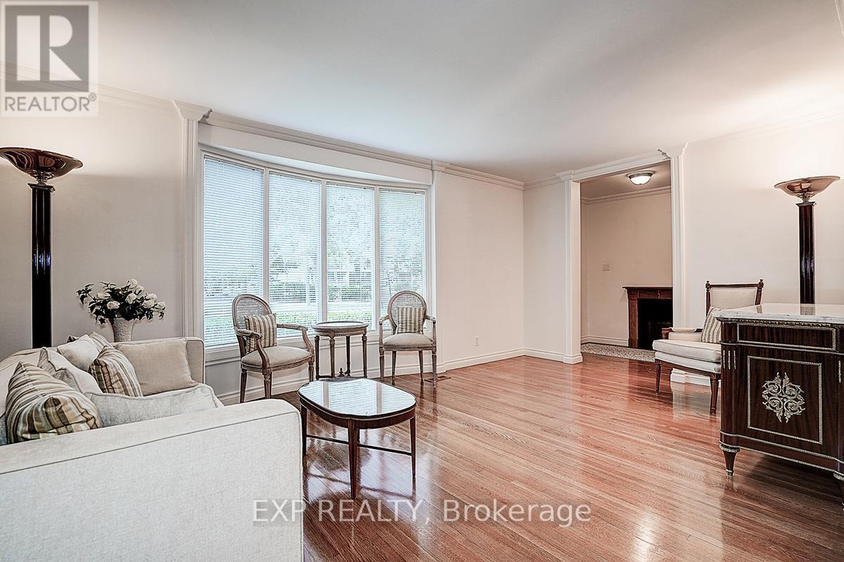 62 Kempsell Crescent, Toronto, ON - Indoor Photo Showing Living Room