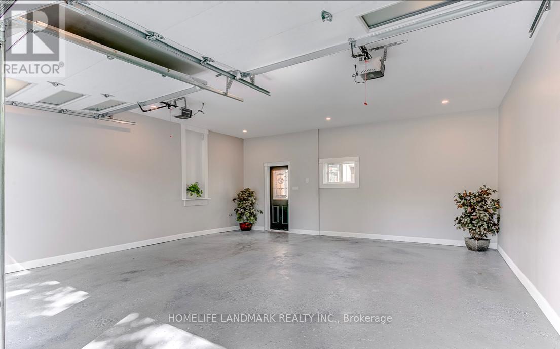 156 Duncan Road, Richmond Hill, ON - Indoor Photo Showing Garage