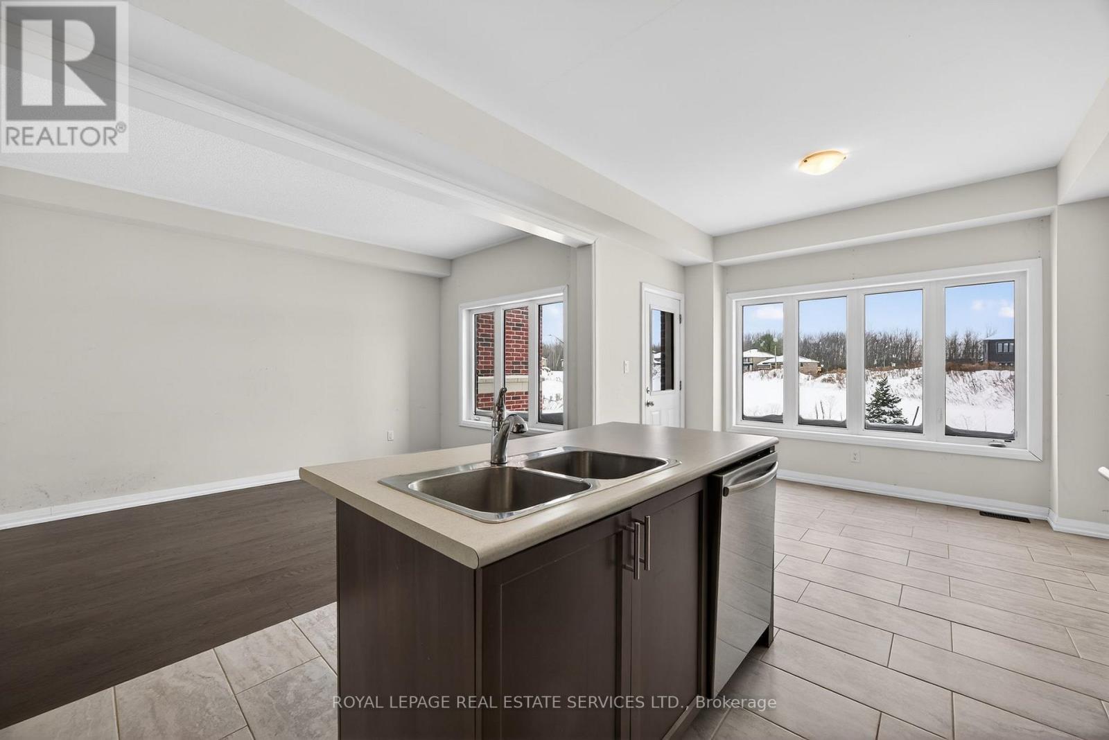 62 Nicort Road, Wasaga Beach, ON - Indoor Photo Showing Kitchen With Double Sink