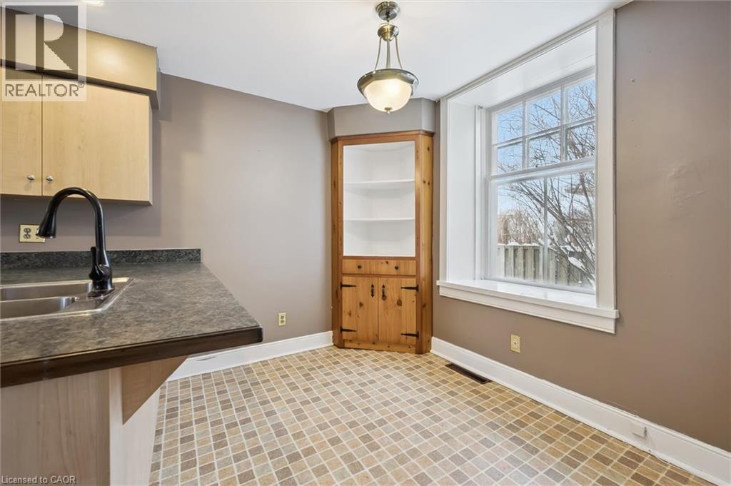 350 Breadalbane Street, Fergus, ON - Indoor