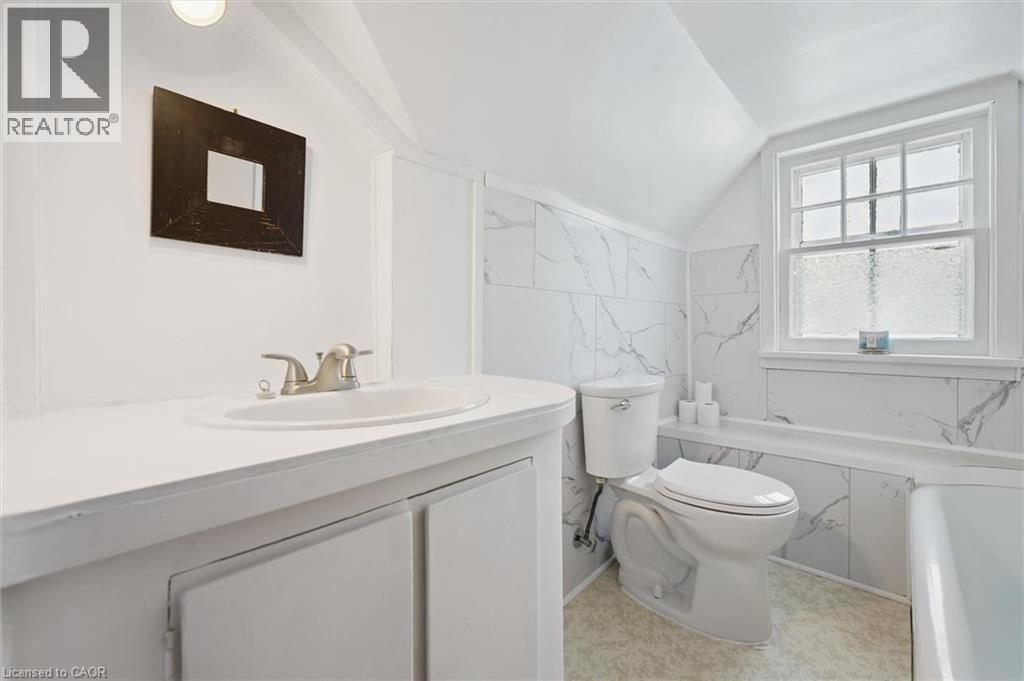 350 Breadalbane Street, Fergus, ON - Indoor Photo Showing Bathroom