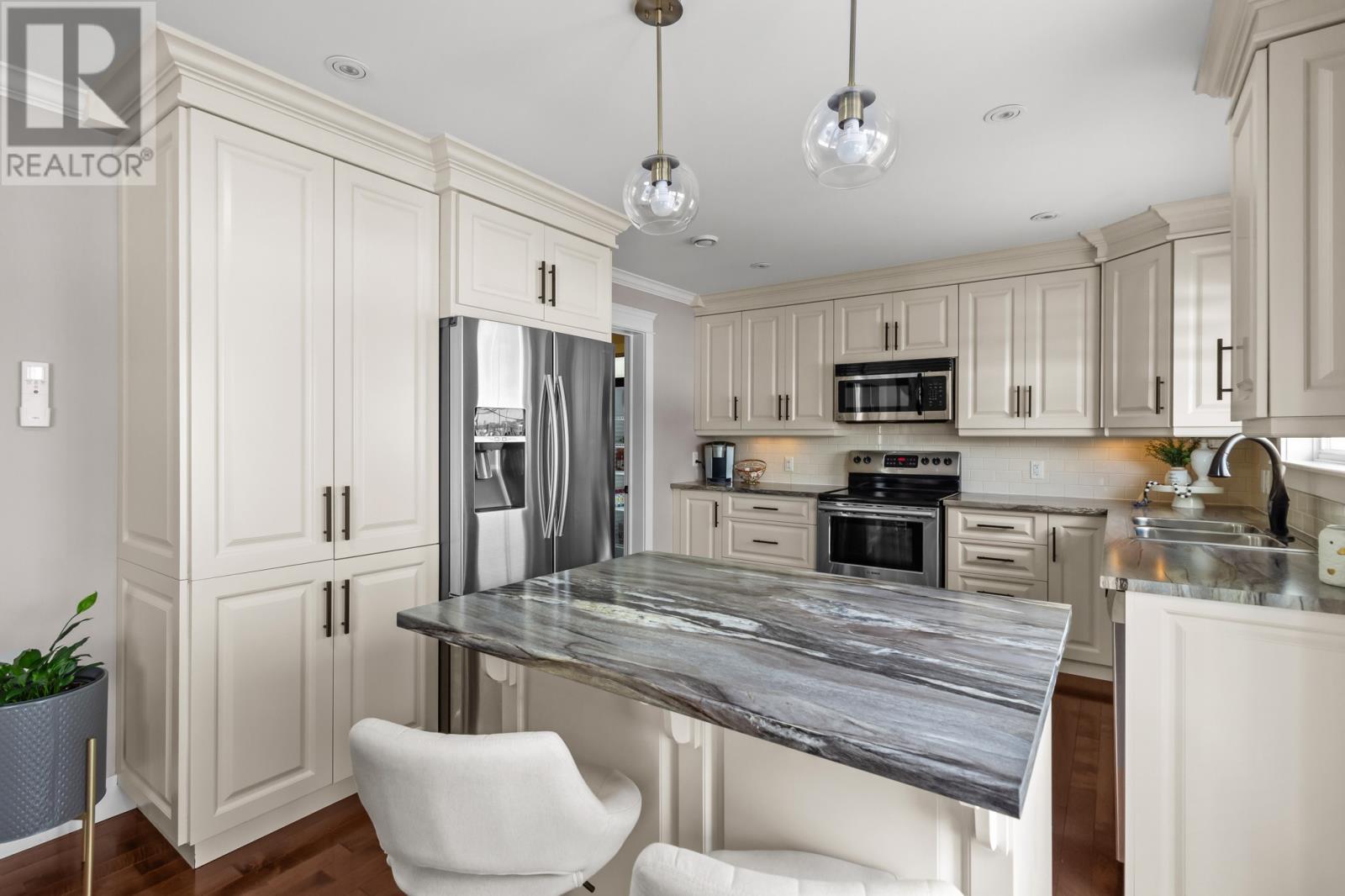 142 Castle Bridge Drive, St. John’S, NL - Indoor Photo Showing Kitchen With Upgraded Kitchen