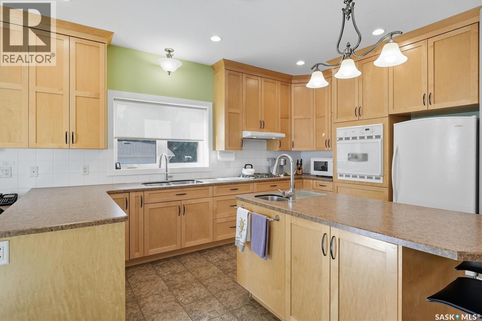 4005 3Rd Avenue W, Waldheim, SK - Indoor Photo Showing Kitchen With Double Sink