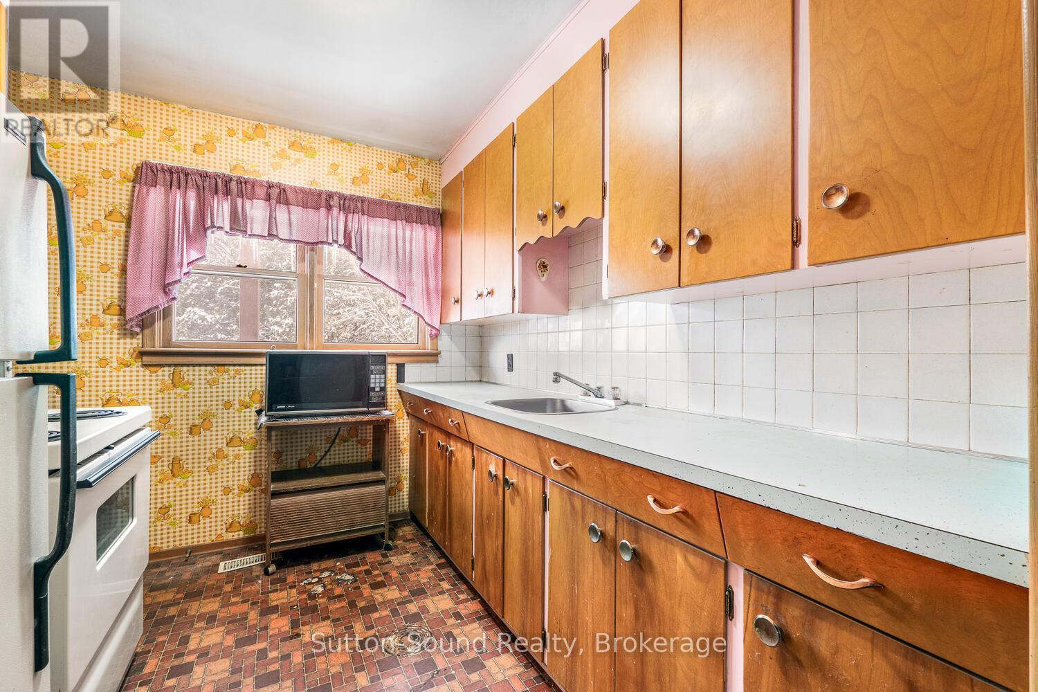 2220 5Th Avenue W, Owen Sound, ON - Indoor Photo Showing Kitchen