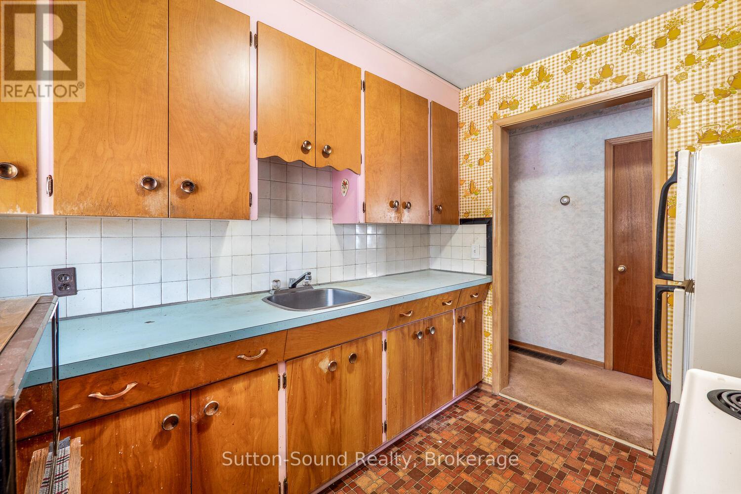 2220 5Th Avenue W, Owen Sound, ON - Indoor Photo Showing Kitchen