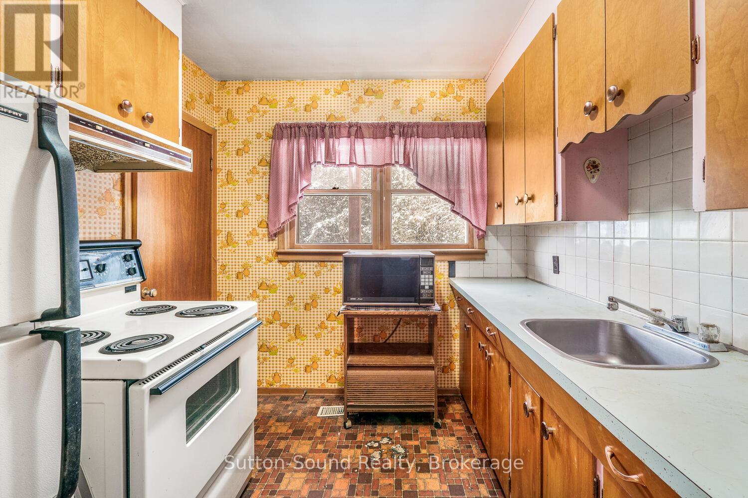 2220 5Th Avenue W, Owen Sound, ON - Indoor Photo Showing Kitchen