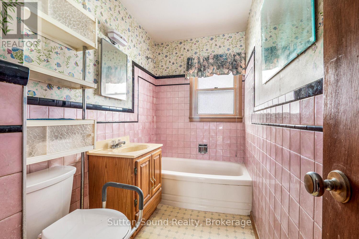 2220 5Th Avenue W, Owen Sound, ON - Indoor Photo Showing Bathroom