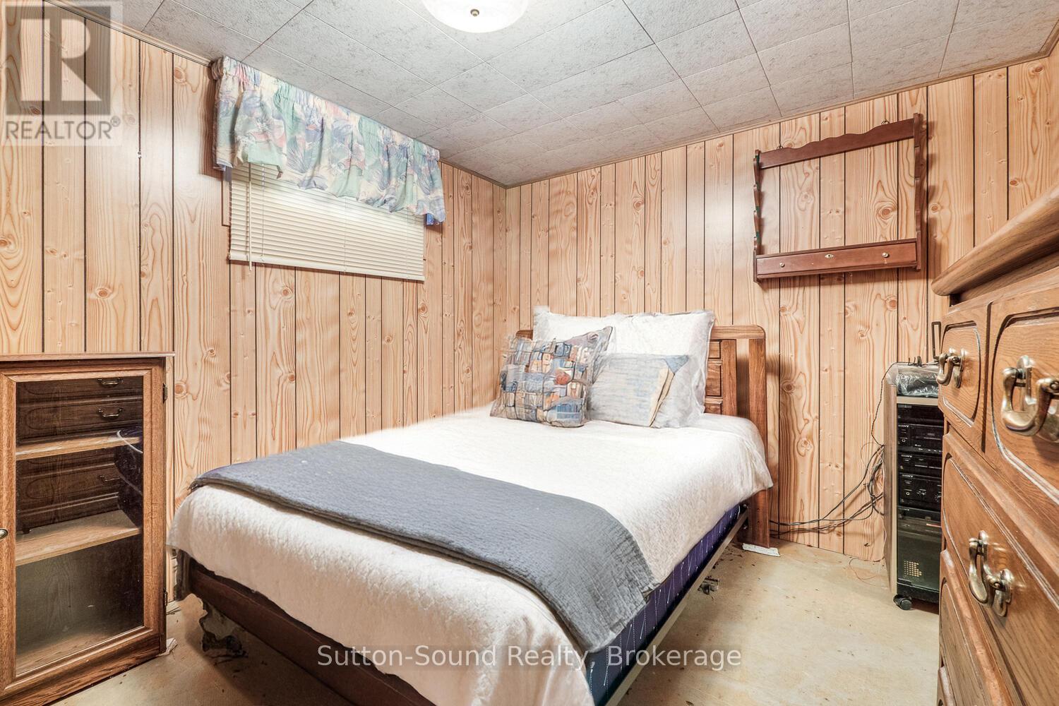 2220 5Th Avenue W, Owen Sound, ON - Indoor Photo Showing Bedroom
