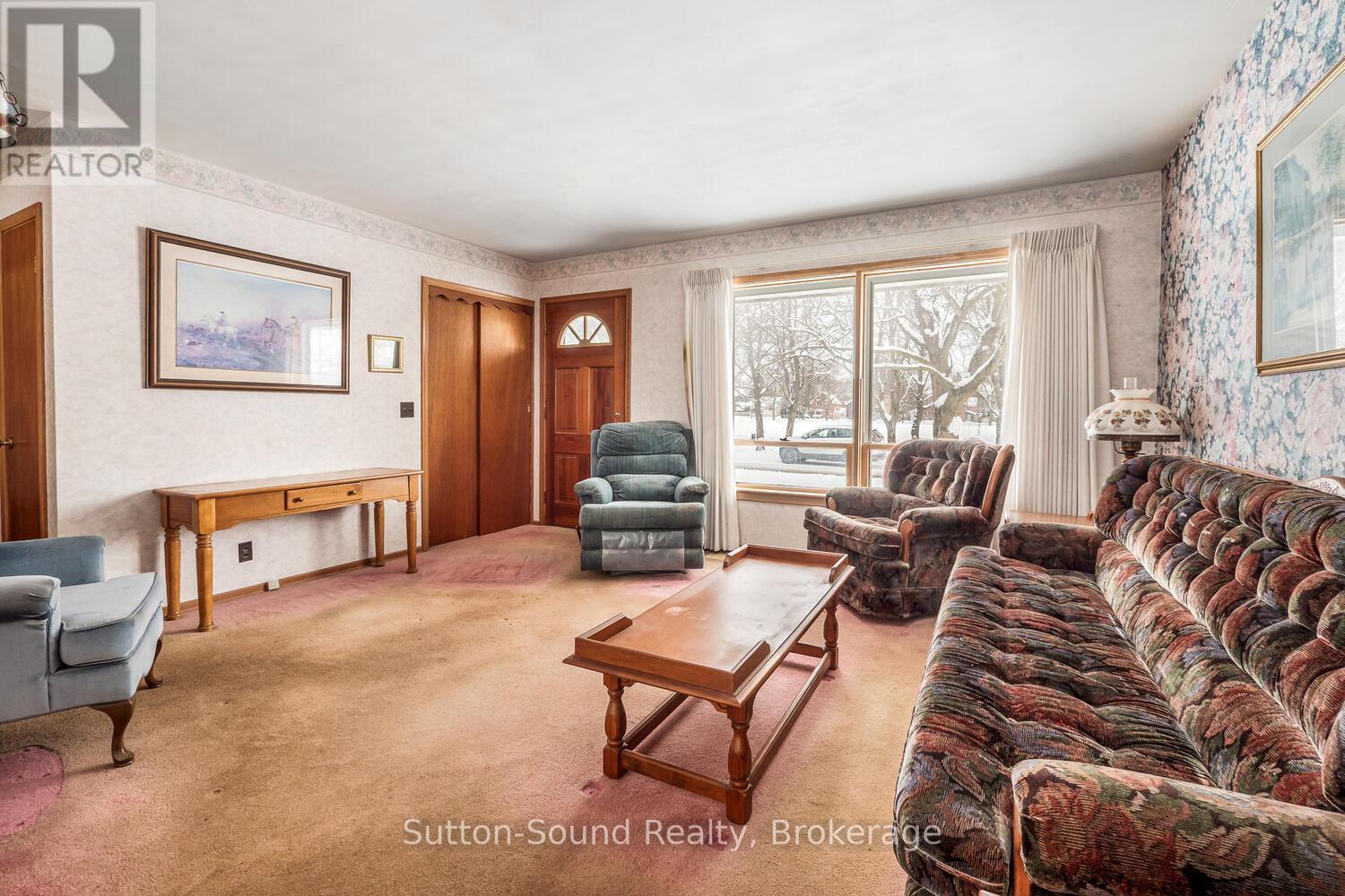 2220 5Th Avenue W, Owen Sound, ON - Indoor Photo Showing Living Room