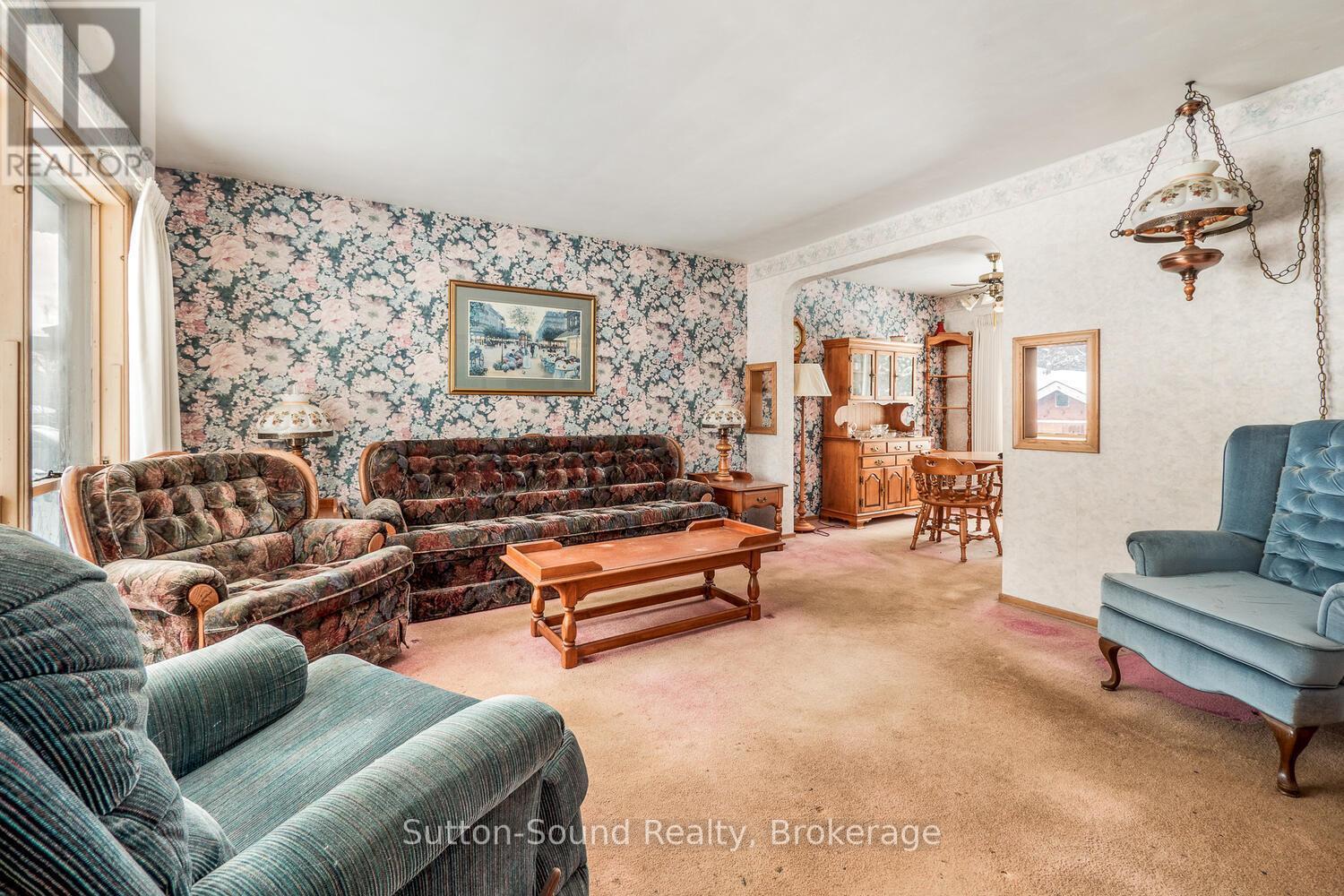 2220 5Th Avenue W, Owen Sound, ON - Indoor Photo Showing Living Room