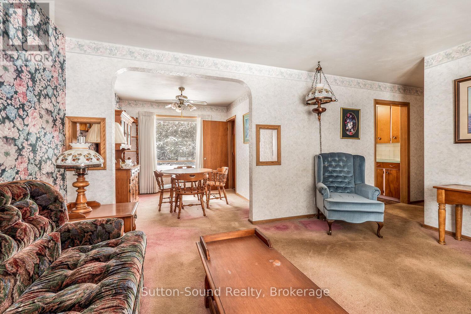 2220 5Th Avenue W, Owen Sound, ON - Indoor Photo Showing Living Room