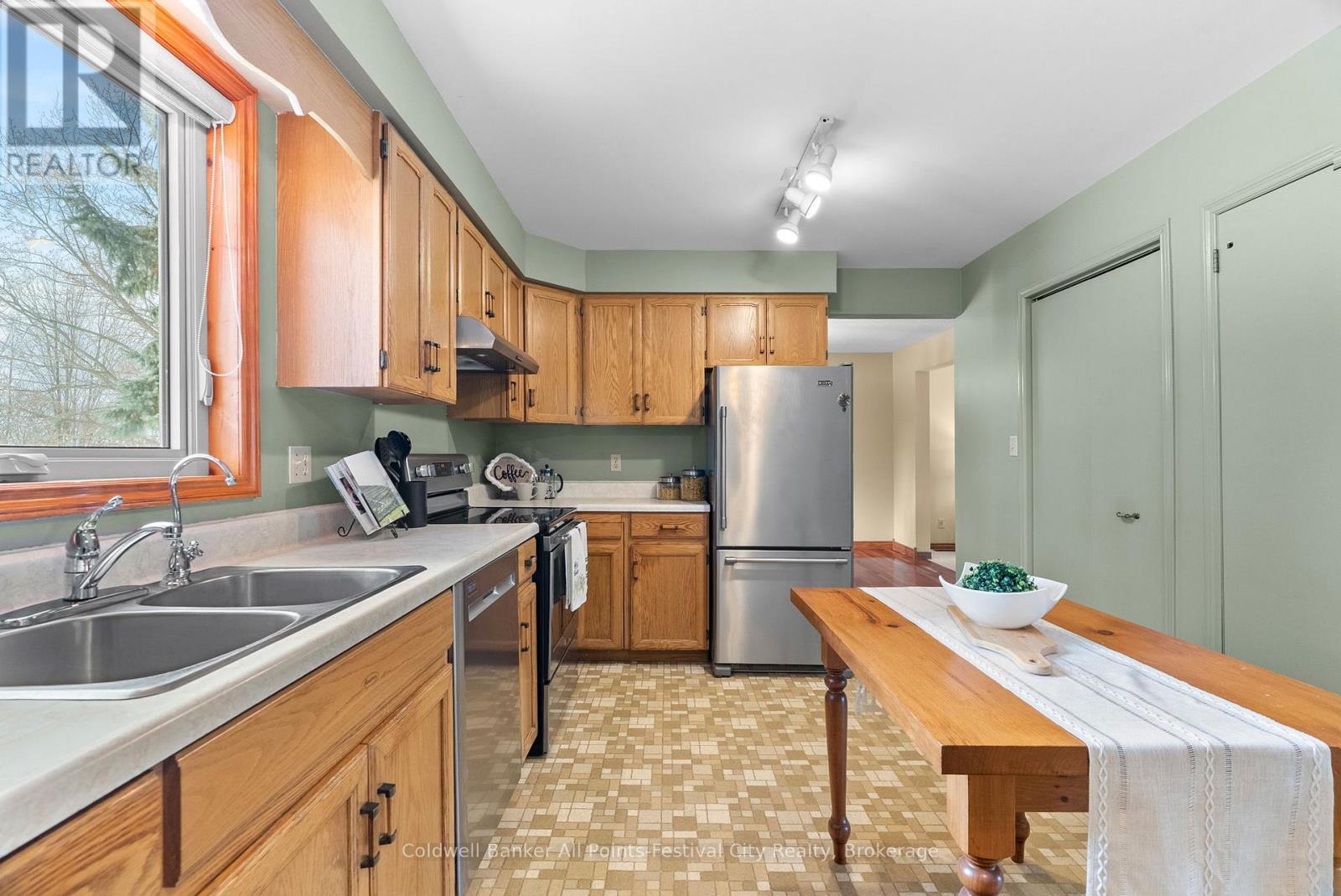 81287 Colborne Place, Ashfield-Colborne-Wawanosh (Colborne), ON - Indoor Photo Showing Kitchen With Double Sink