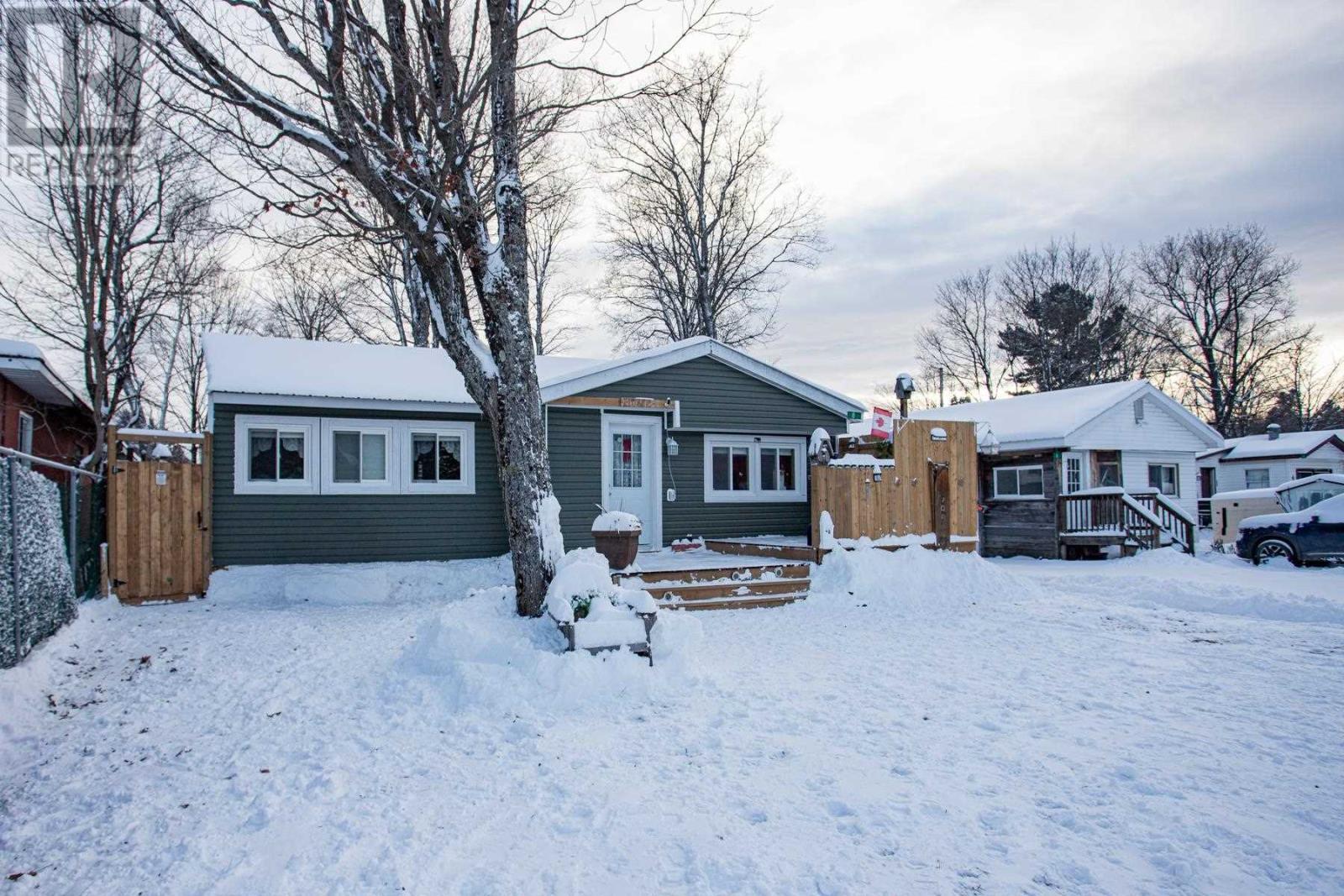 8 Wildwood Dr, Heyden, ON - Outdoor With Deck Patio Veranda With Facade