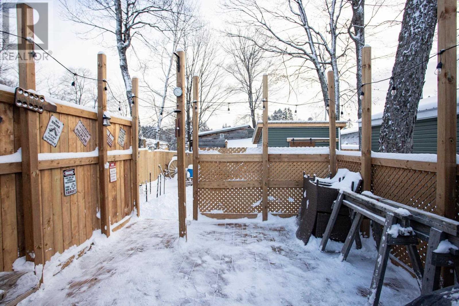 8 Wildwood Dr, Heyden, ON - Outdoor