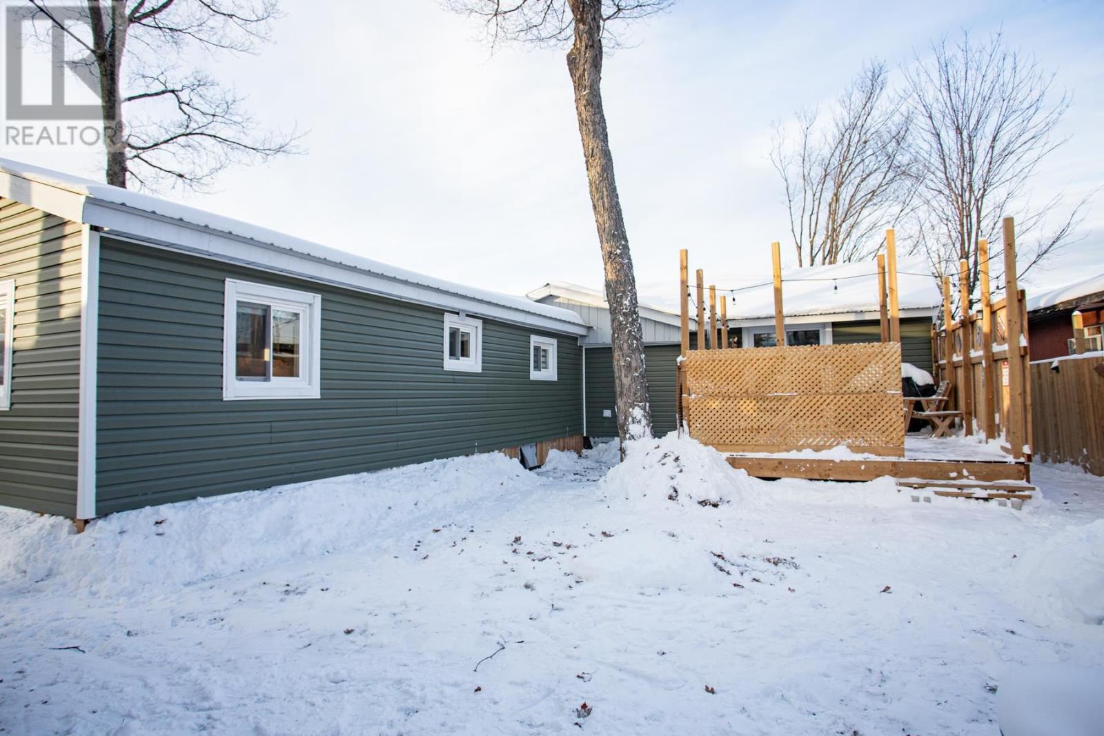 8 Wildwood Dr, Heyden, ON - Outdoor