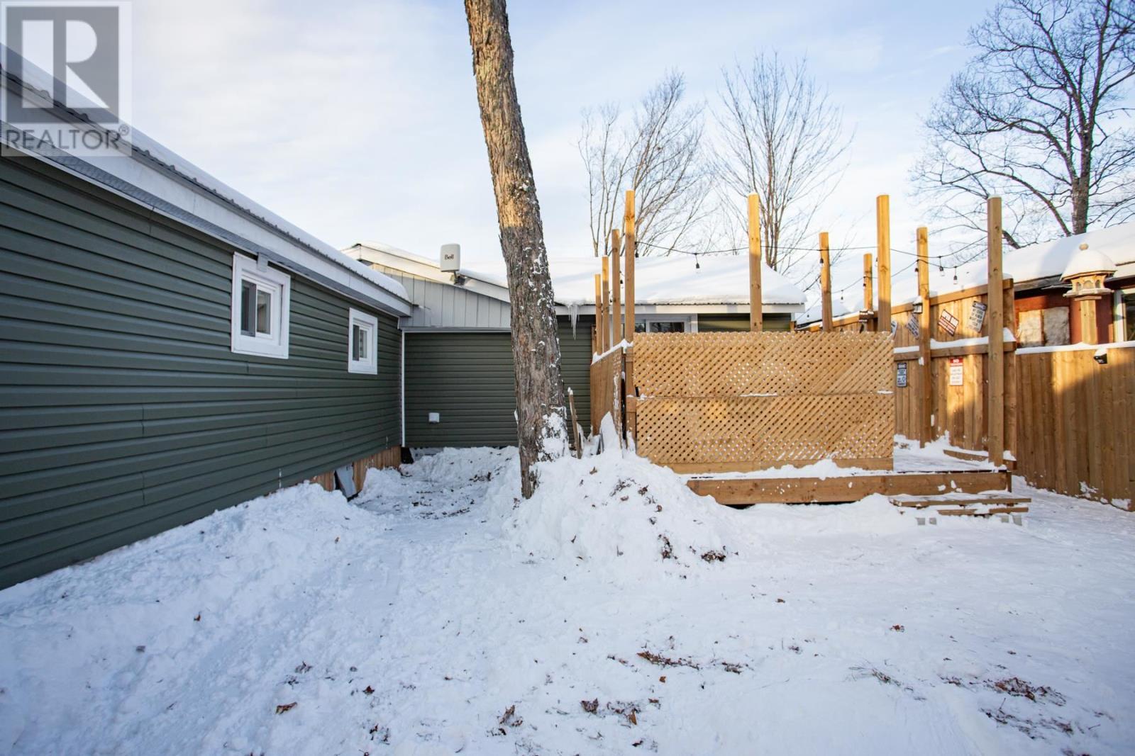 8 Wildwood Dr, Heyden, ON - Outdoor