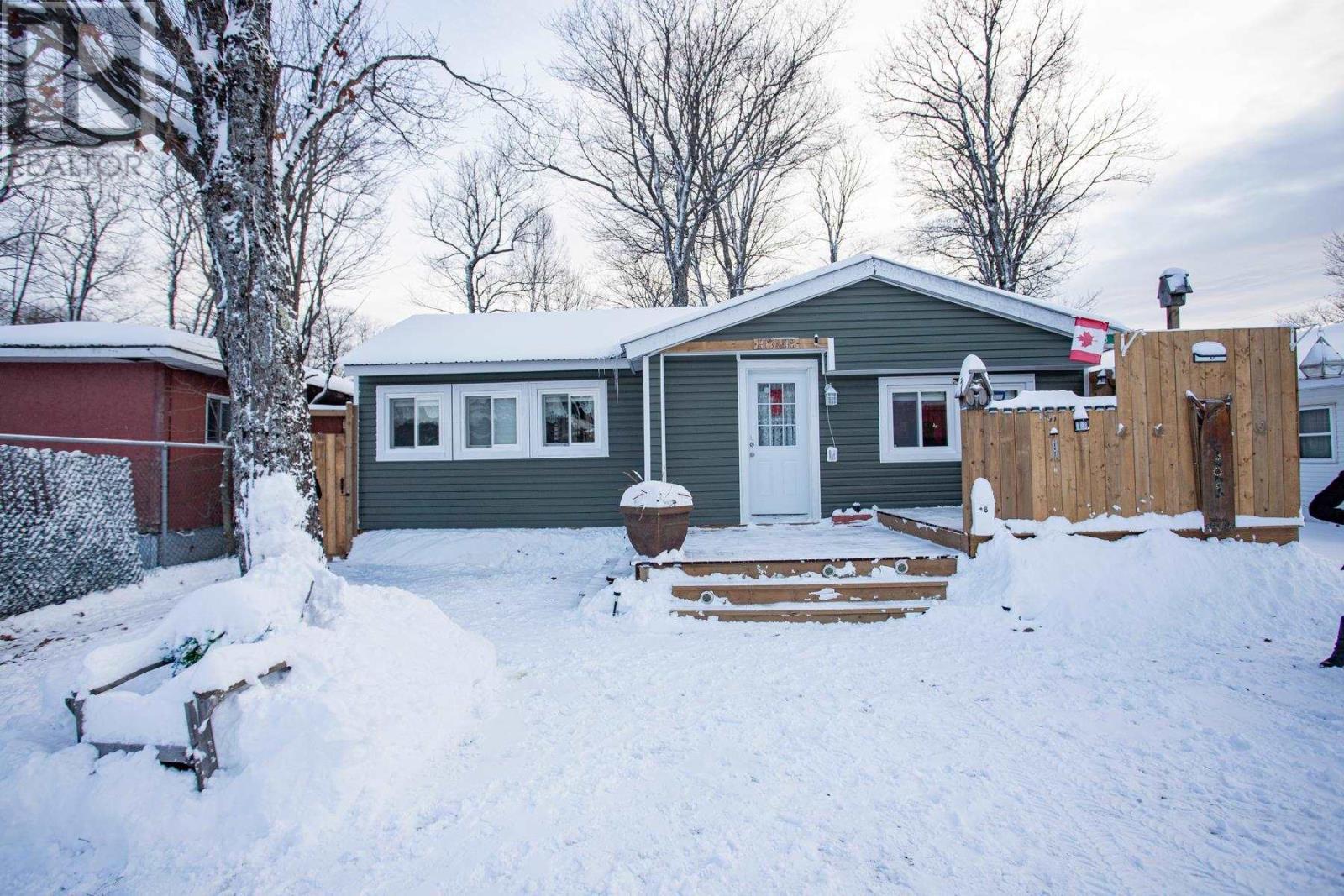 8 Wildwood Dr, Heyden, ON - Outdoor