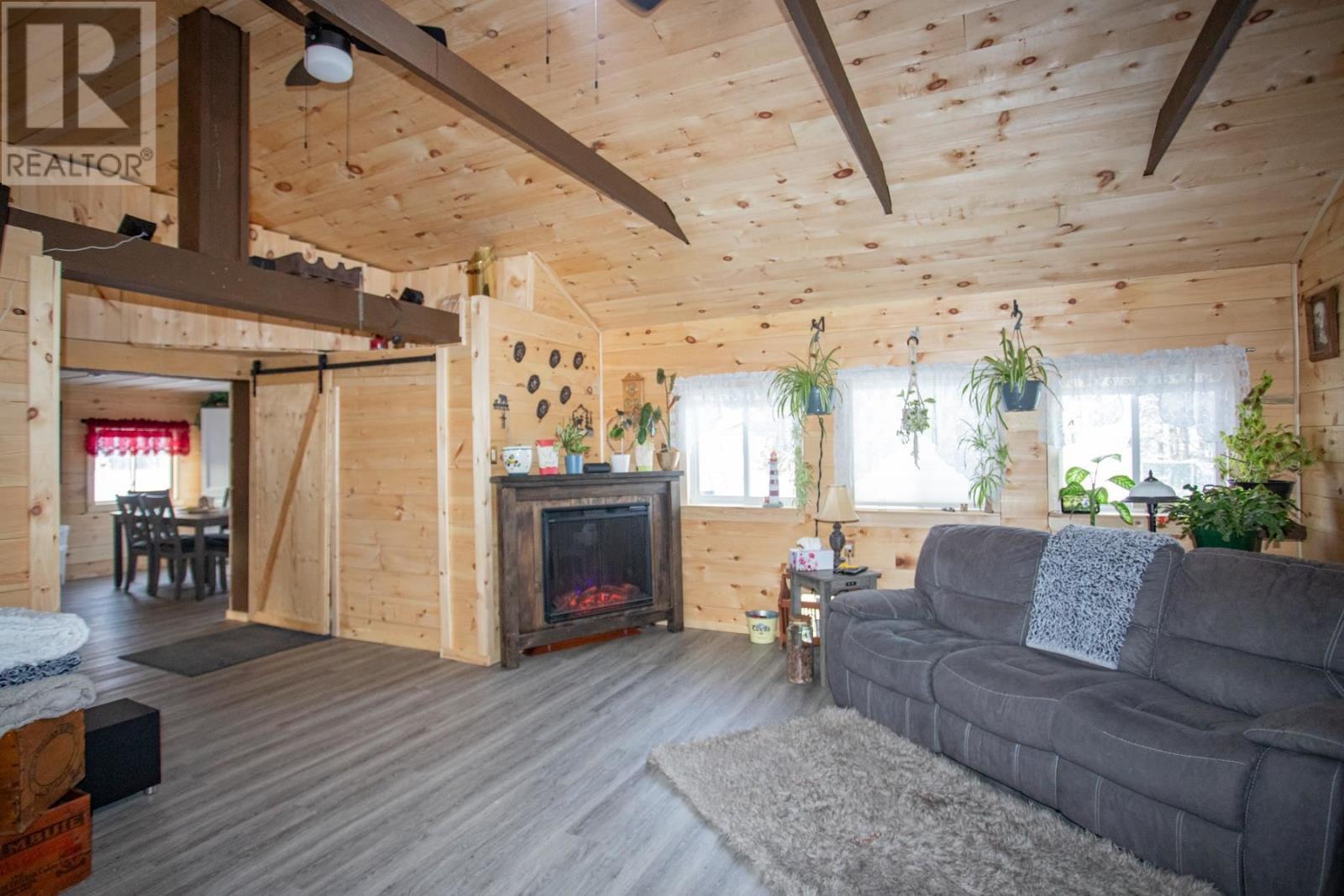 8 Wildwood Dr, Heyden, ON - Indoor Photo Showing Living Room With Fireplace