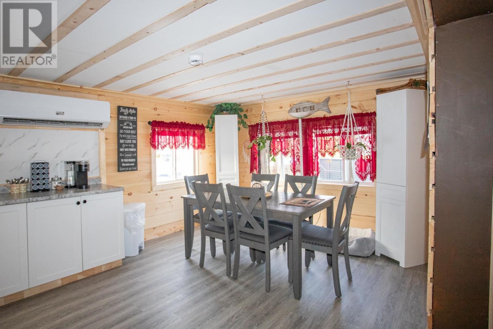 8 Wildwood Dr, Heyden, ON - Indoor Photo Showing Dining Room