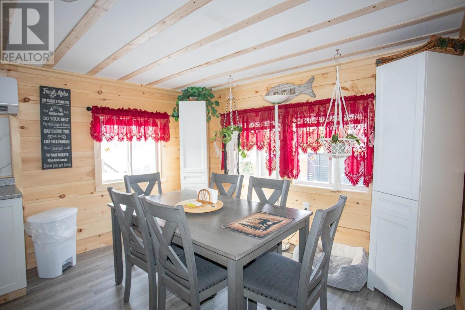 8 Wildwood Dr, Heyden, ON - Indoor Photo Showing Dining Room