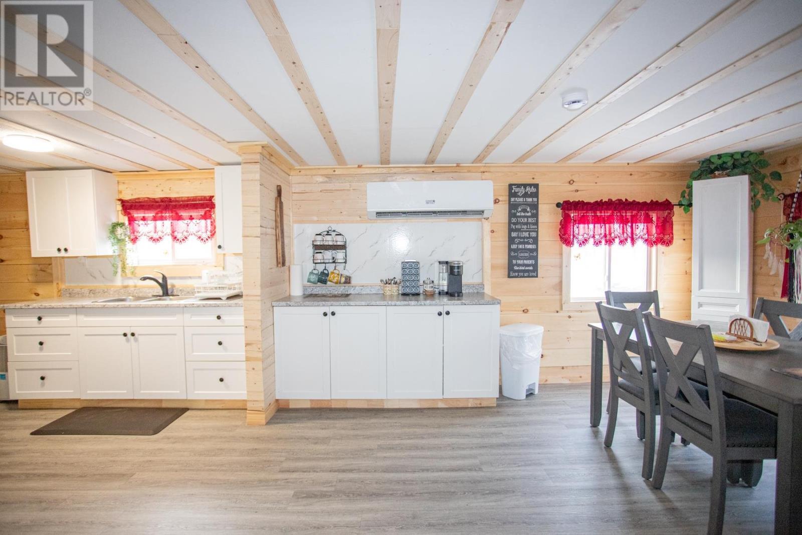 8 Wildwood Dr, Heyden, ON - Indoor