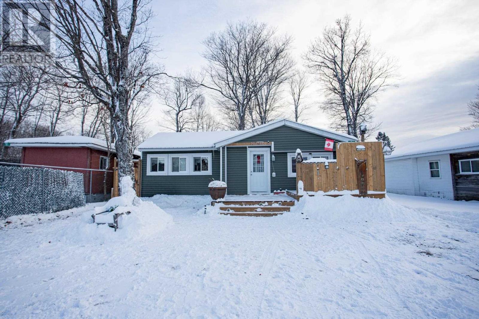 8 Wildwood Dr, Heyden, ON - Outdoor