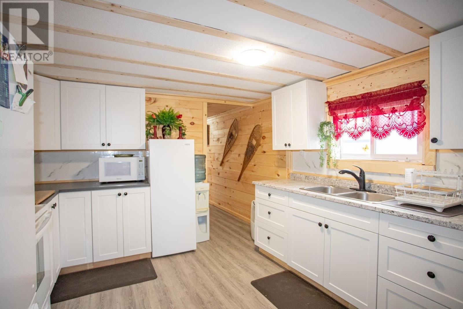 8 Wildwood Dr, Heyden, ON - Indoor Photo Showing Kitchen With Double Sink