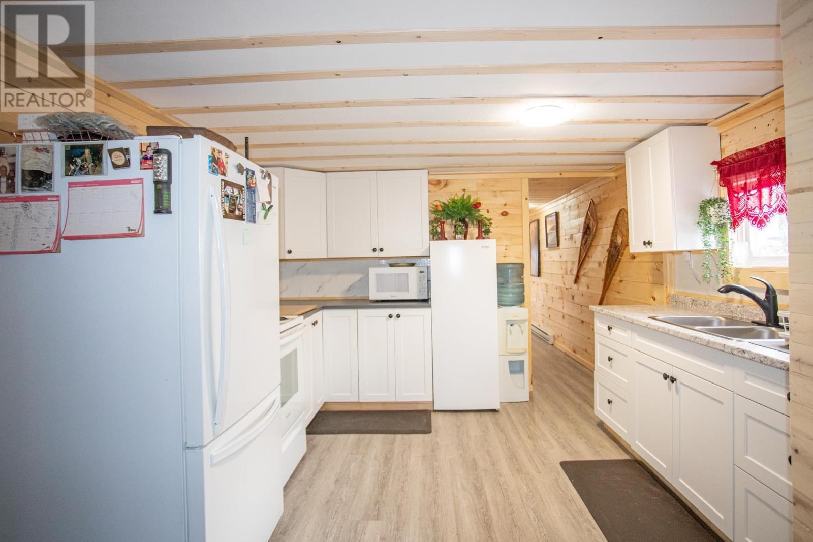 8 Wildwood Dr, Heyden, ON - Indoor Photo Showing Kitchen With Double Sink