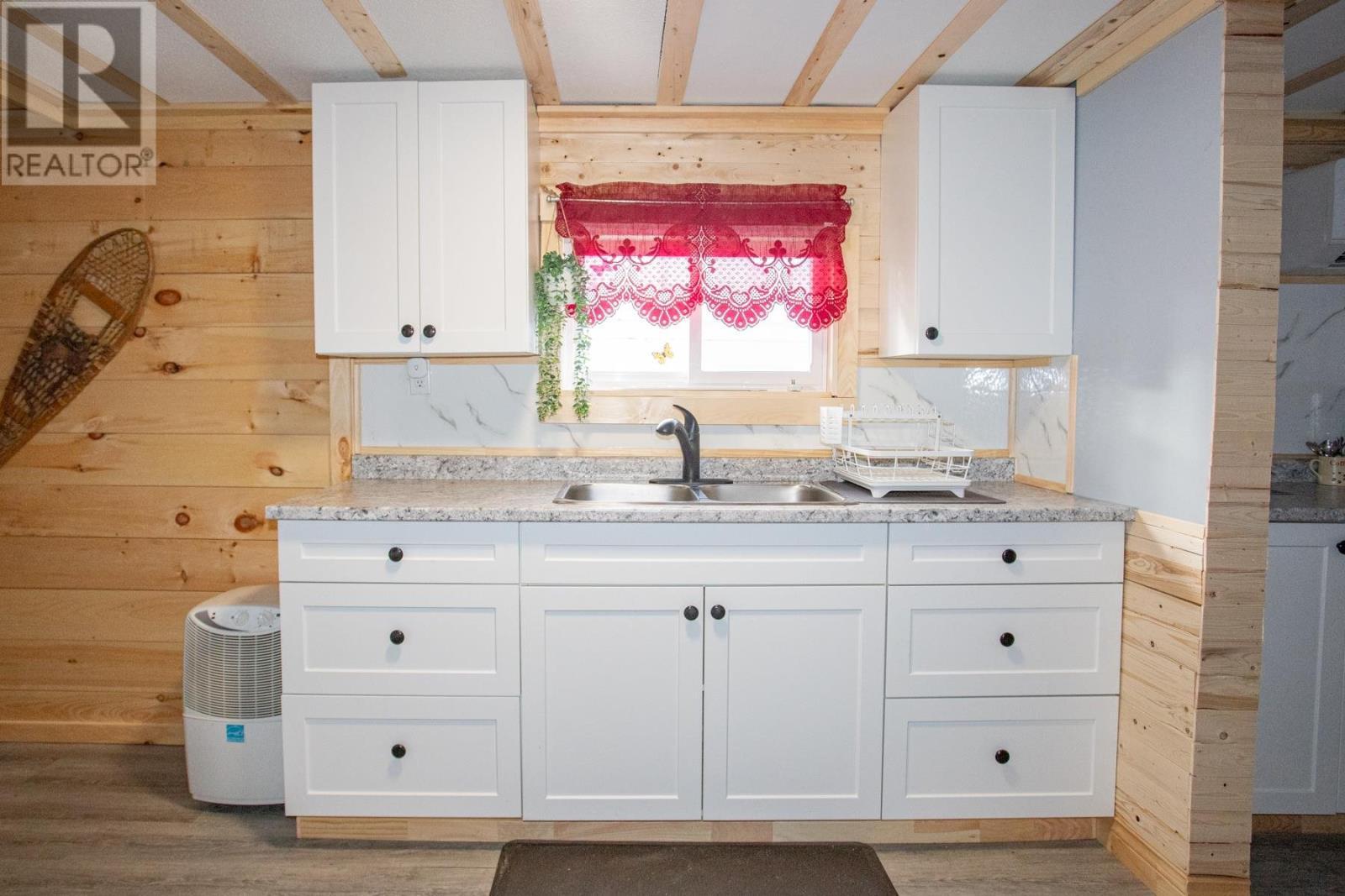 8 Wildwood Dr, Heyden, ON - Indoor Photo Showing Kitchen With Double Sink