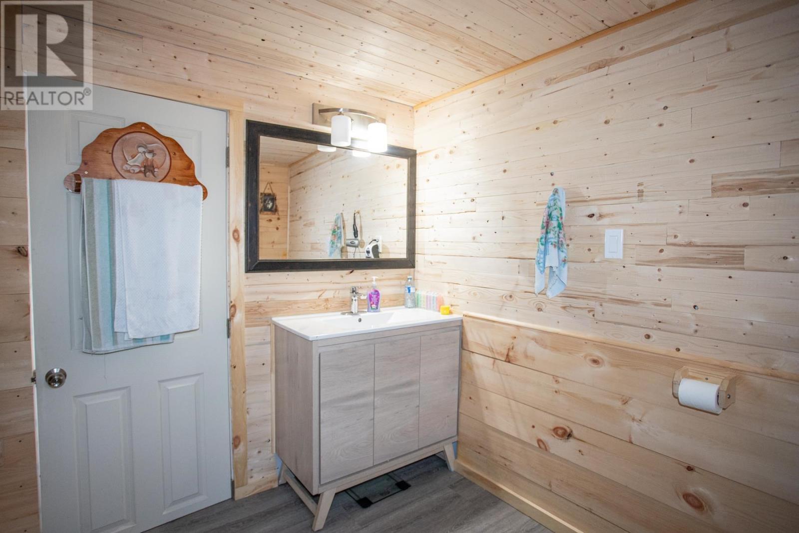 8 Wildwood Dr, Heyden, ON - Indoor