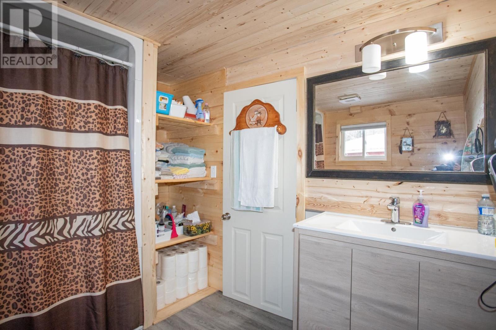 8 Wildwood Dr, Heyden, ON - Indoor Photo Showing Bathroom