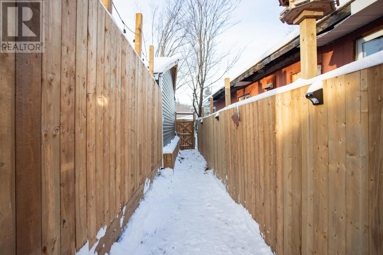 8 Wildwood Dr, Heyden, ON - Outdoor With Exterior