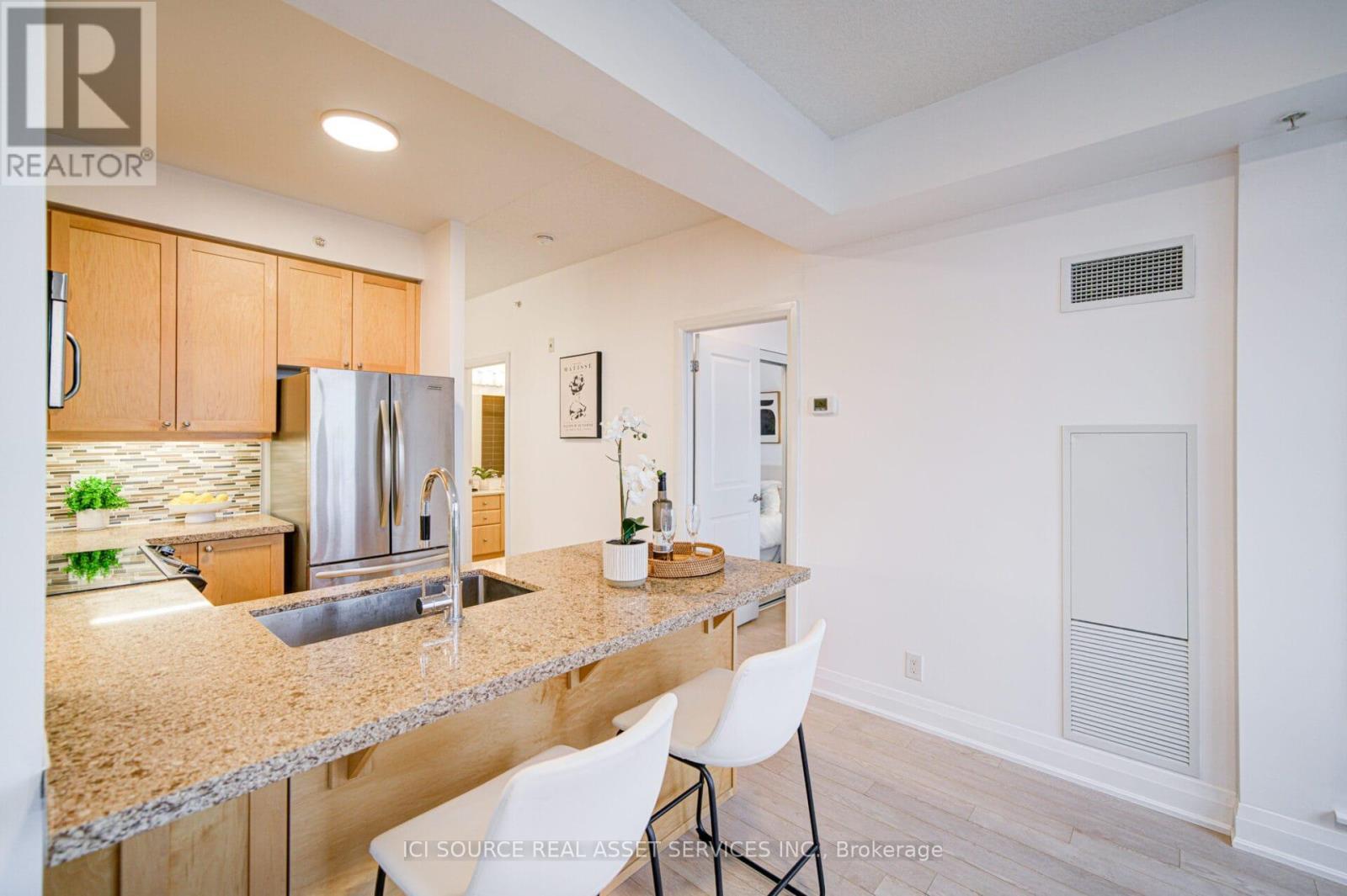 919 - 12 Woodstream Boulevard, Vaughan, ON - Indoor Photo Showing Kitchen With Double Sink