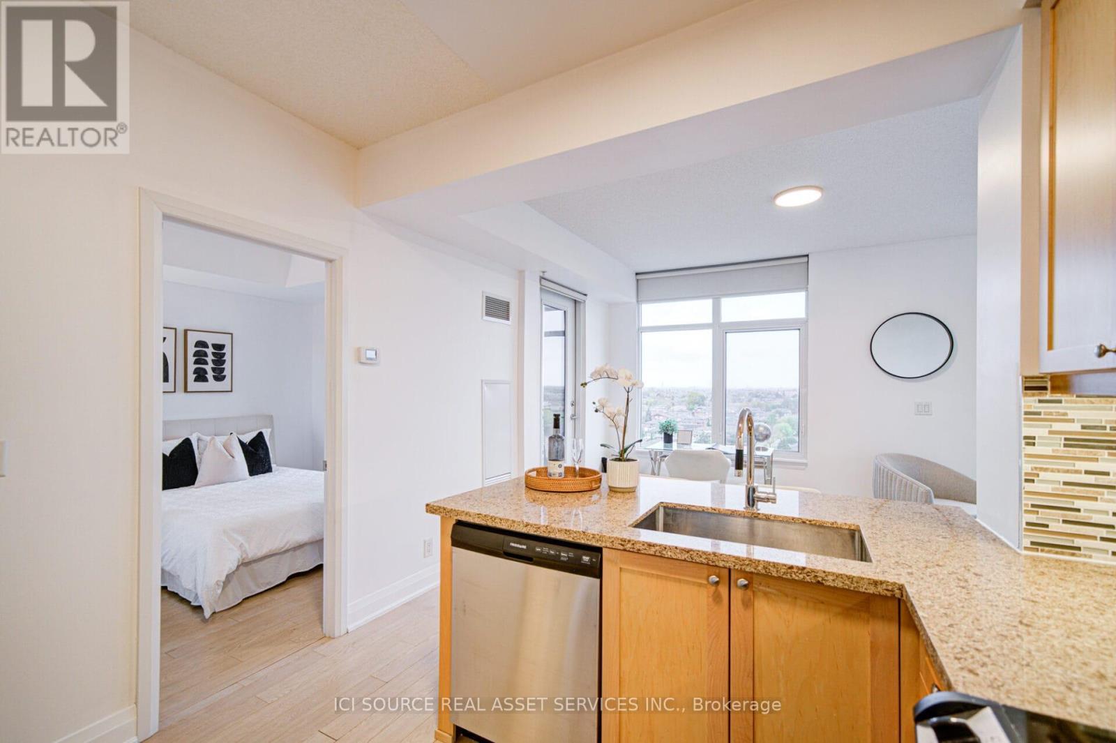 919 - 12 Woodstream Boulevard, Vaughan, ON - Indoor