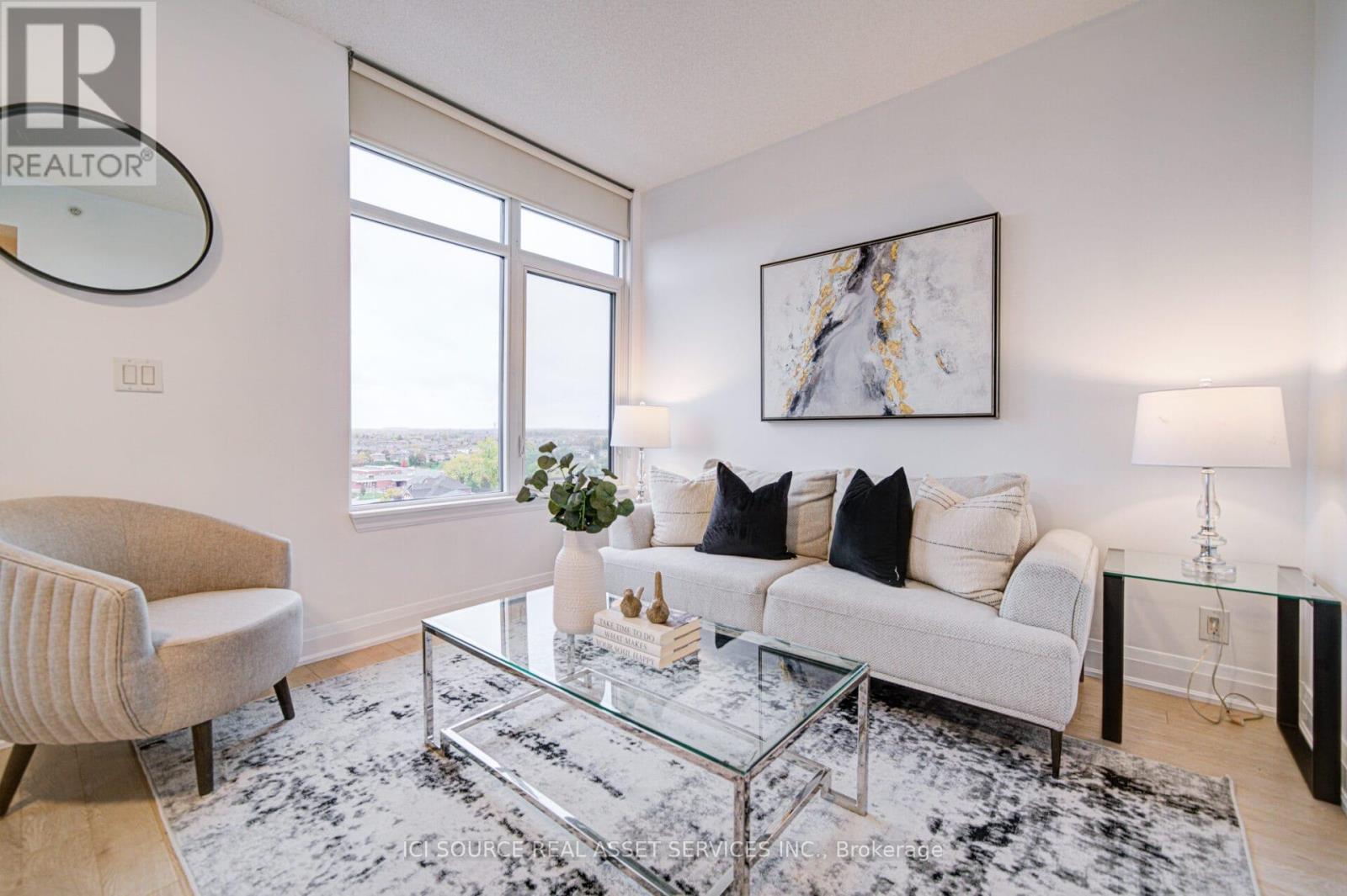 919 - 12 Woodstream Boulevard, Vaughan, ON - Indoor Photo Showing Living Room