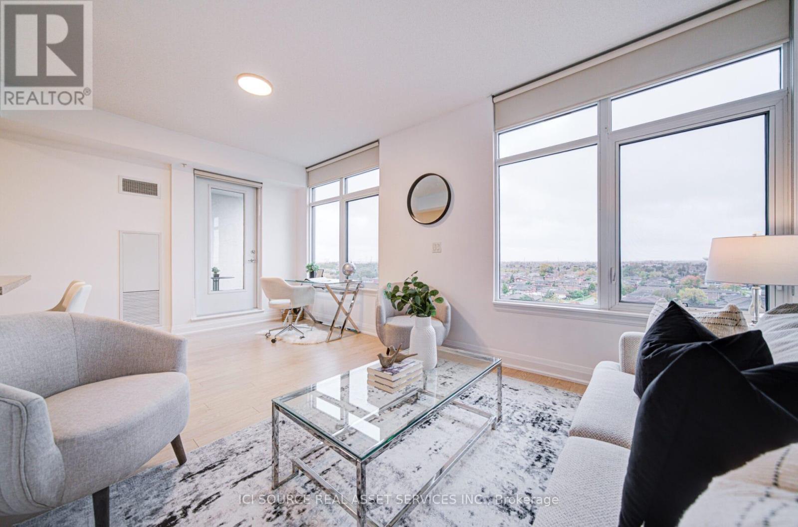 919 - 12 Woodstream Boulevard, Vaughan, ON - Indoor Photo Showing Living Room