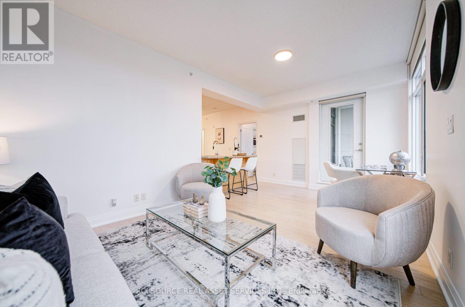 919 - 12 Woodstream Boulevard, Vaughan, ON - Indoor Photo Showing Living Room