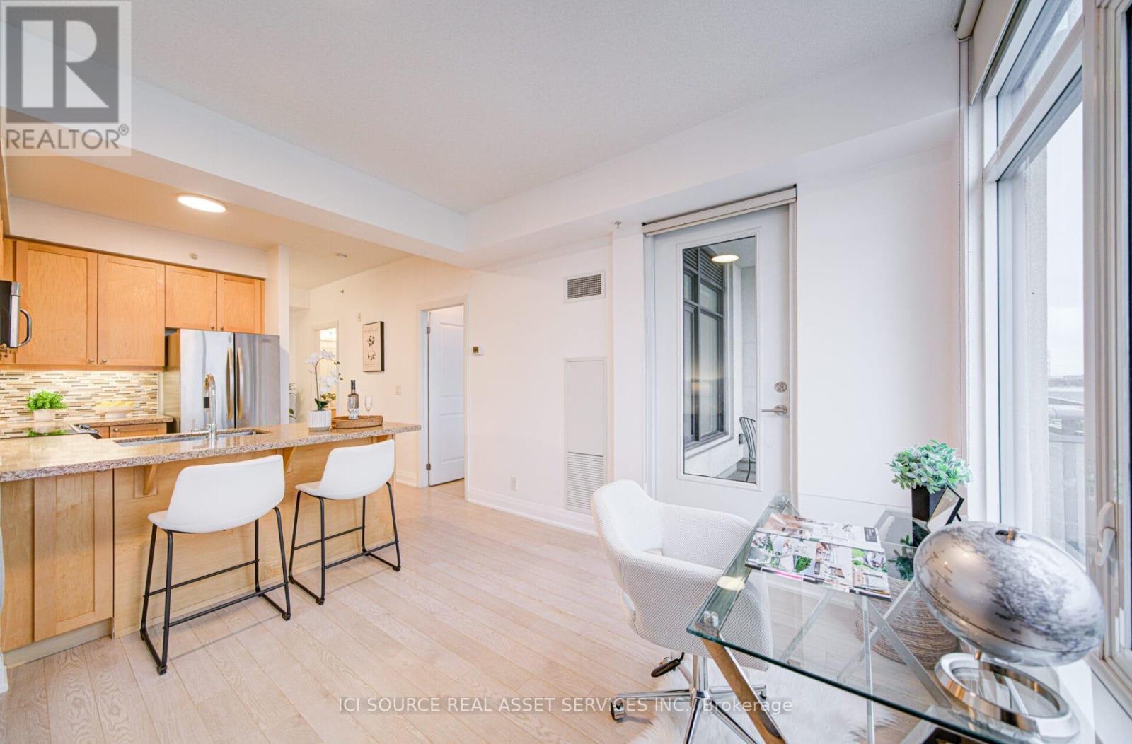 919 - 12 Woodstream Boulevard, Vaughan, ON - Indoor Photo Showing Kitchen