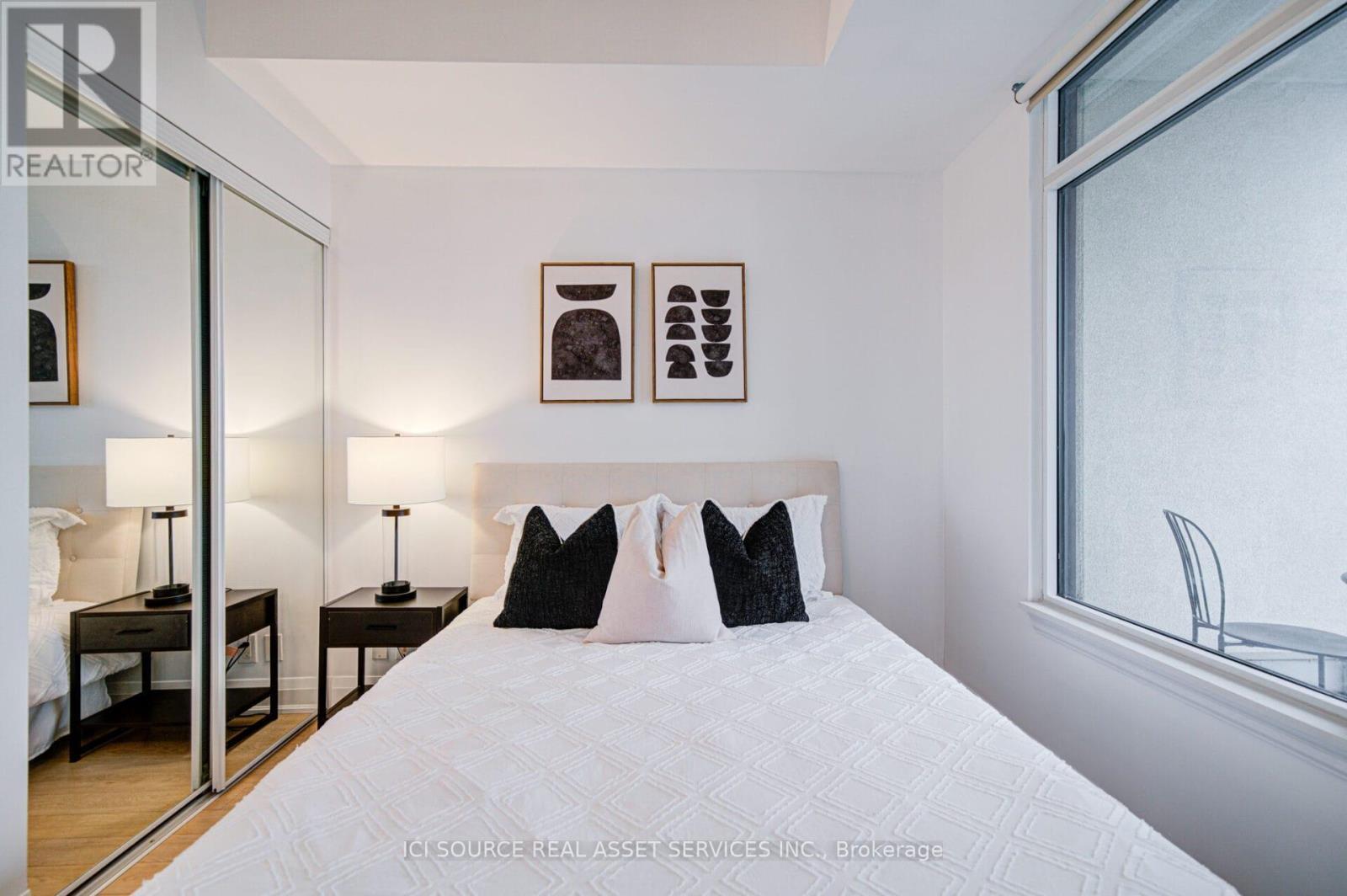 919 - 12 Woodstream Boulevard, Vaughan, ON - Indoor Photo Showing Bedroom