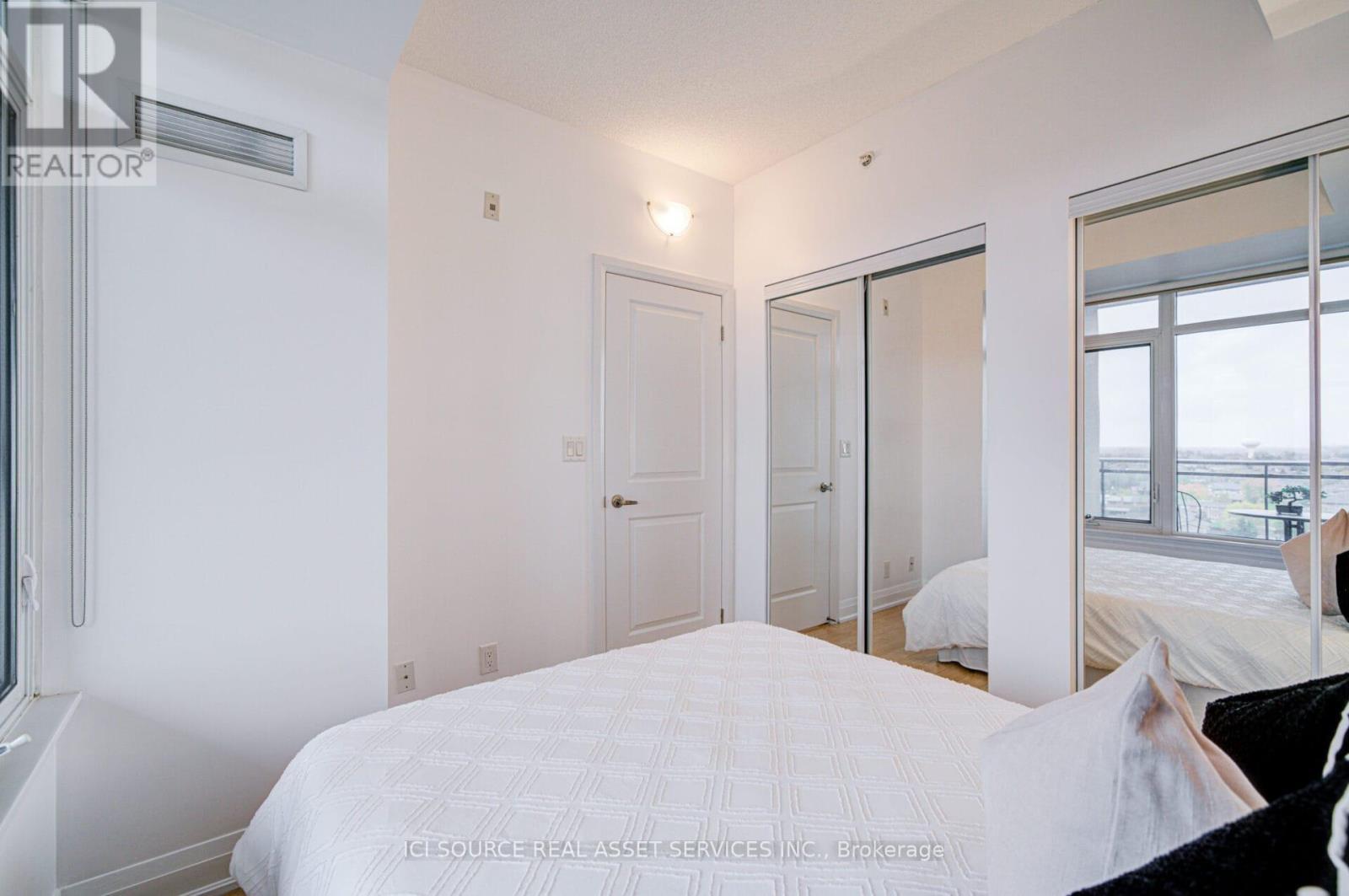 919 - 12 Woodstream Boulevard, Vaughan, ON - Indoor Photo Showing Bedroom