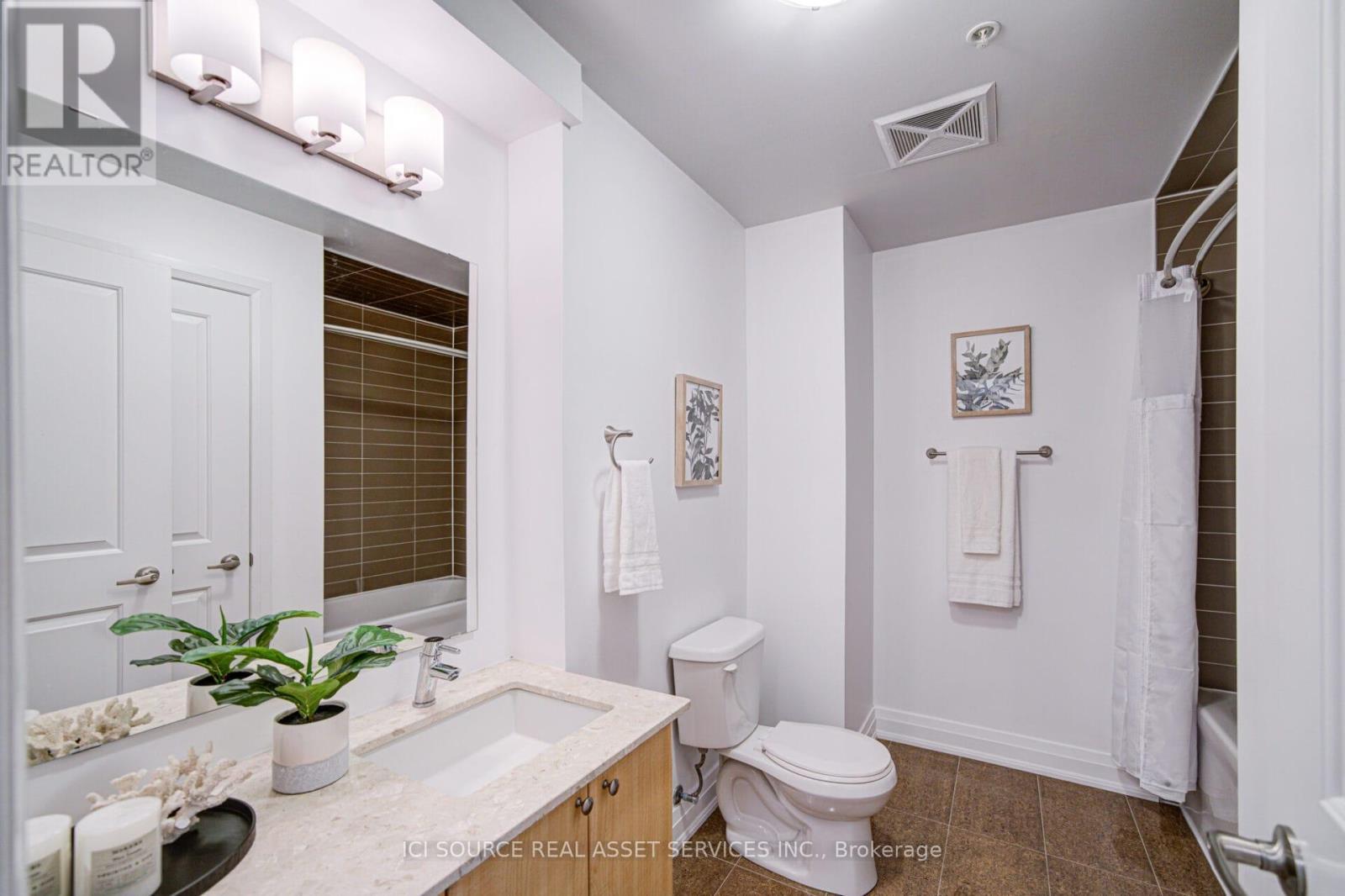 919 - 12 Woodstream Boulevard, Vaughan, ON - Indoor Photo Showing Bathroom
