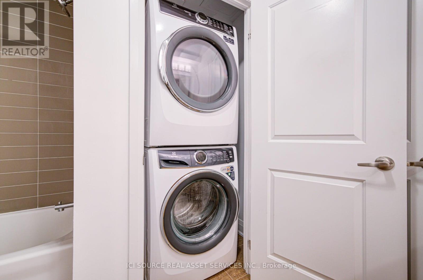 919 - 12 Woodstream Boulevard, Vaughan, ON - Indoor Photo Showing Laundry Room